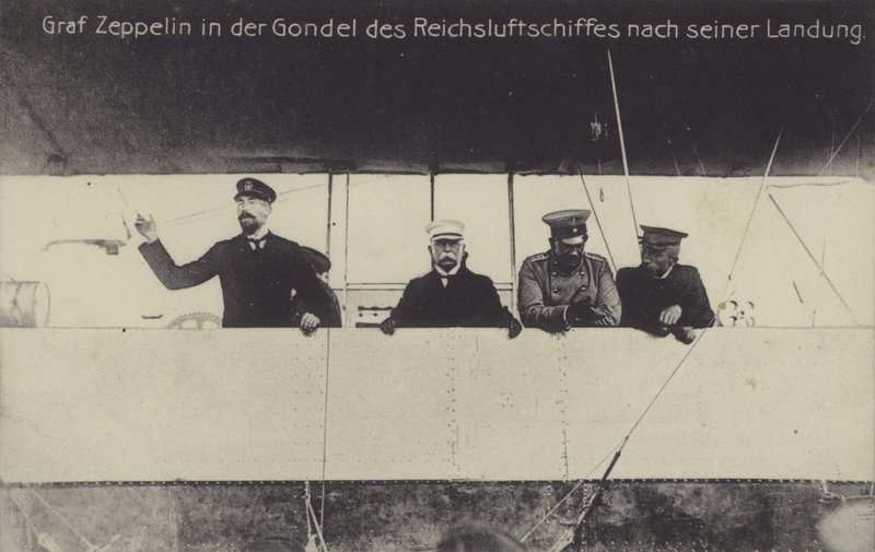 Deutscher Luftschiffkonstrukteur Graf Ferdinand von Zeppelin in der Gondel eines seiner Luftschiffe nach der Landung von Photographer German