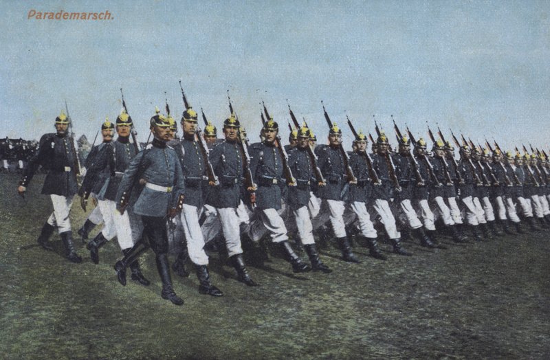 Deutsche Infanteriesoldaten marschieren auf Parade von Photographer German