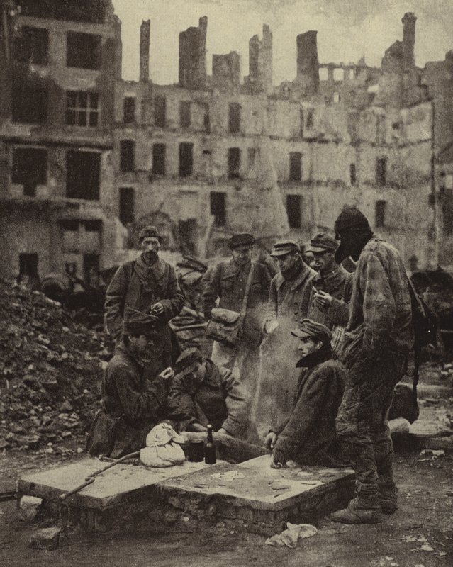 Deutsche Kriegsgefangene aus sowjetischer Gefangenschaft entlassen inmitten der Ruinen Berlins von Photographer German