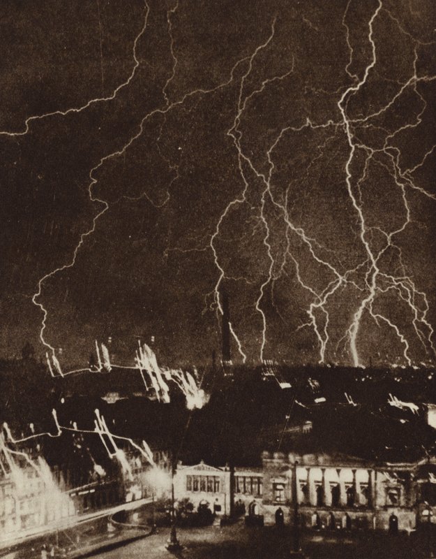 Blitze über der Stadt Leipzig, Deutschland, während eines Gewitters von Photographer German