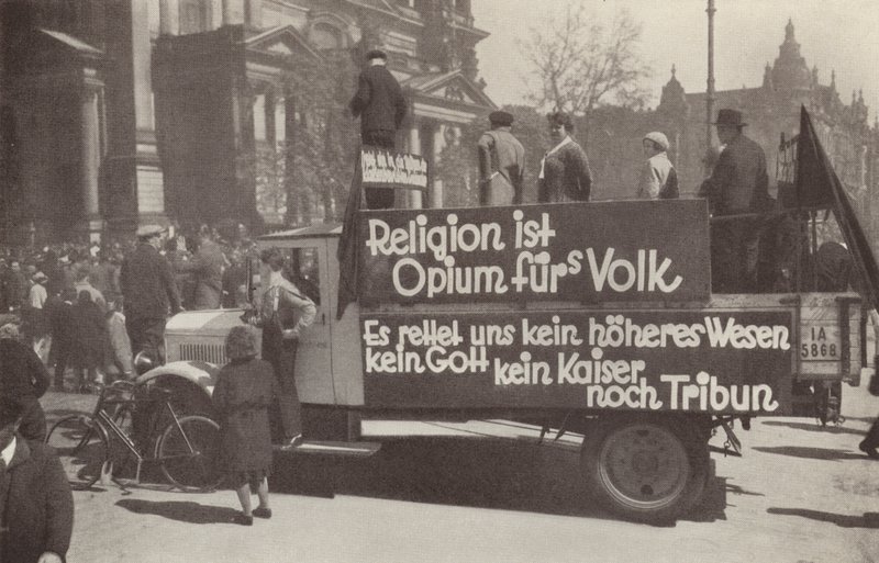 Lkw mit kommunistischen Parolen auf den Straßen von Berlin, Deutschland von Photographer German
