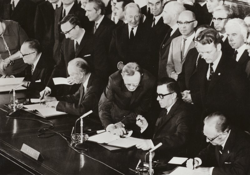 Am 3. Juni 1972 unterzeichneten die Außenminister der Vier Mächte das Schlussprotokoll zum Viermächte-Abkommen über West-Berlin im Gebäude des ehemaligen Alliierten Kontrollrats im amerikanischen Sektor von West-Berlin (s/w Foto) von Photographer German