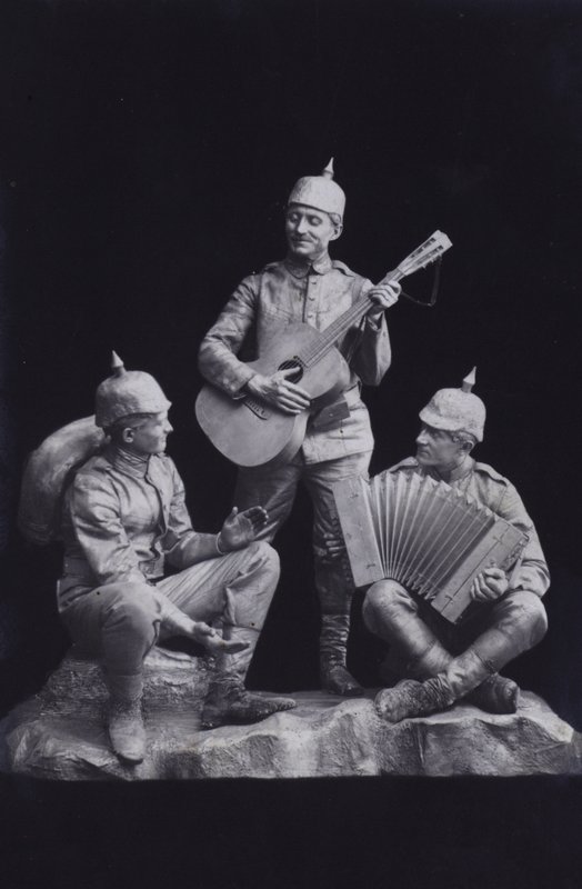 Skulptur, die eine Gruppe deutscher Soldaten des Ersten Weltkriegs beim Musizieren darstellt von Photographer German