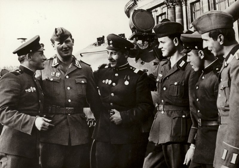Die Soldaten der Nationalen Volksarmee pflegen enge Freundschaft mit den Soldaten der Sowjetarmee von Photographer German