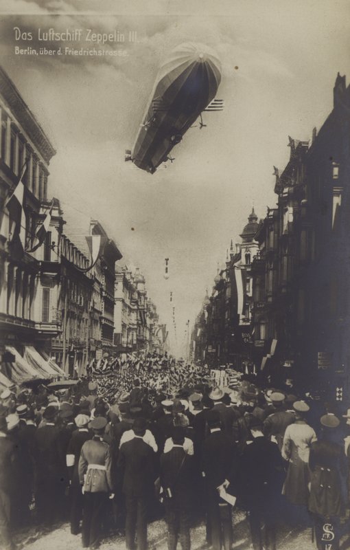Zeppelin LZ III über der Friedrichstraße, Berlin von Photographer German