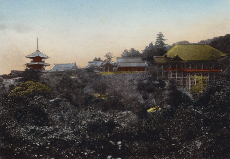 Japan, ca. 1912: Kiyomizu-Tempel, bekannt für seine hängende Bühne am Rand des Abgrunds und eine Aussicht auf Kyoto von Photographer Japanese