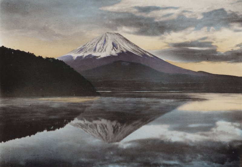 Japan, ca. 1912: Berg Fuji vom Shoji-See von Photographer Japanese