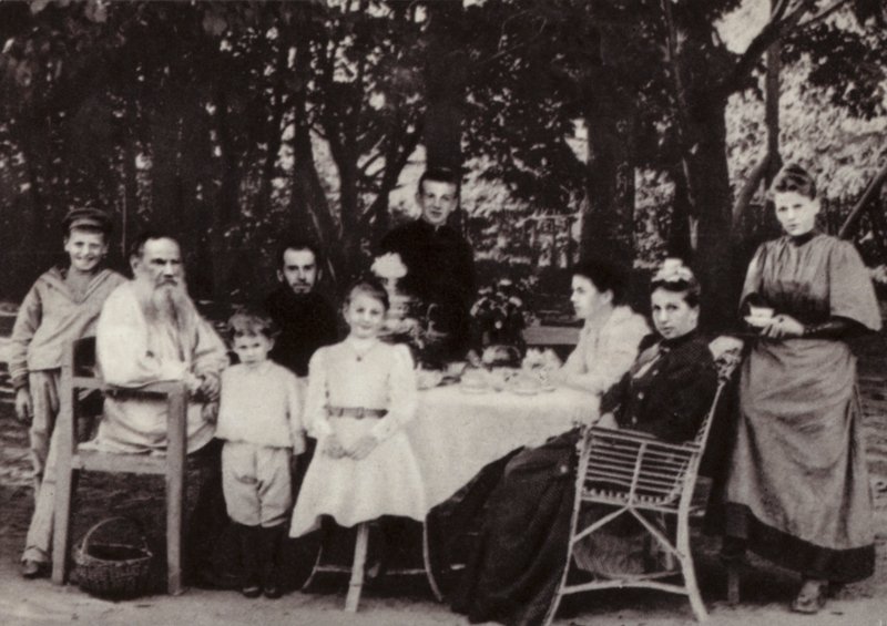 L N Tolstoi mit seiner Familie am Teetisch im Park, Jasnaja Poljana, 1892 von Russian Photographer