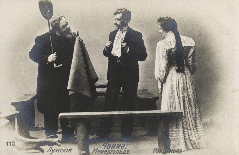 Russischer Schauspieler Wsewolod Meyerhold (Mitte) in der Rolle des Treplev in der Produktion von Anton Tschechows Die Möwe des Moskauer Künstlertheaters, 1898 von Russian Photographer