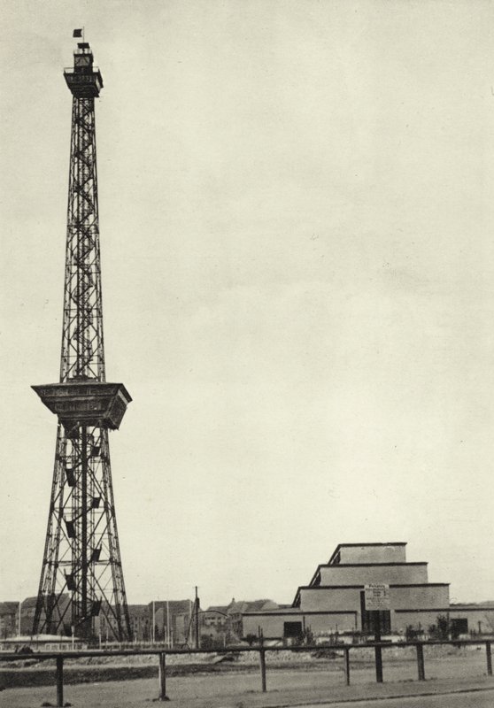 Berlin: Funkturm und Funkhalle von Sasha Stone