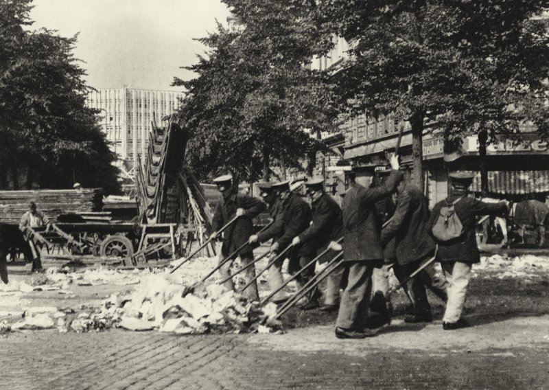 Berlin: Straßenfeger am Wittenbergplatz von Sasha Stone