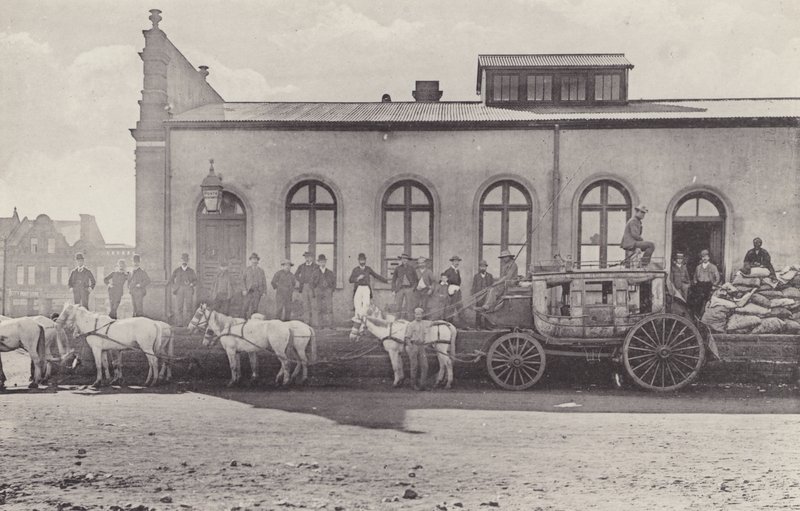Historische Ansichten, der letzte Wagen mit englischer Post und altes Postamt (s/w Foto) von South African Photographer