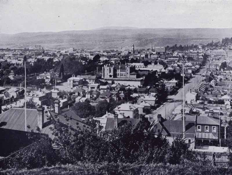 Launceston: Blick von der Upper Brisbane Street, mit Blick auf Brisbane und Paterson Streets, State High School im Zentrum von Stephen Spurling