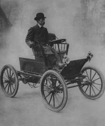 Santos Dumont fährt sein Auto (s/w Foto)