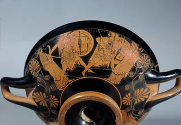 Griechische Antike: Attische Schale mit roten Figuren, die eine Szene des Trojanischen Krieges darstellen