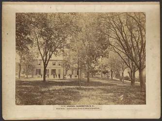 Nr. 242. Arsenal, Washington, D.C., Nordfront. Innenhof. Gruppe von Offizieren im Vordergrund.