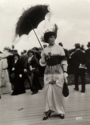 Mode bei den Rennen: eine weibliche Zuschauerin bei der Journée des drags, Auteuil, Frankreich