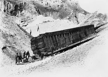 Apuanische Alpen (Carrara). Monolithen werden auf Schlitten in den Steinbrüchen transportiert (s/w Foto)