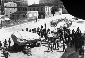 Carrara: zahlreiche Ochsen ziehen einen Wagen, der mit einem riesigen Marmorblock aus den Apuanischen Steinbrüchen beladen ist (s/w Foto)