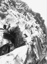 Bagger bei der Arbeit in einem Steinbruch der Firma "Fabbricotti" in Lorano, in den Apuanischen Alpen (s/w Foto)