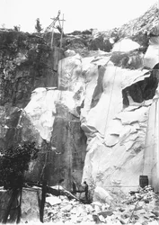 Bagger bei der Arbeit in einem Marmorsteinbruch in den Apuanischen Alpen, Toskana