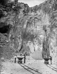 Arbeiter in einem Marmorbruch in den Apuanischen Alpen, Toskana (s/w Foto)