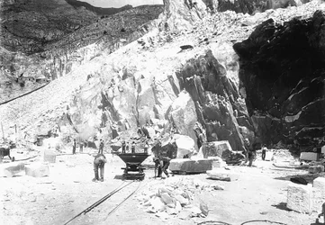 Ausgräber bei der Arbeit im Marmorbruch 