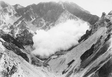 Explosion in einem Marmorbruch in den Apuanischen Alpen, Toskana (s/w Foto)