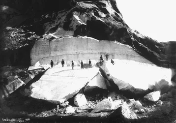 Mehrere Männer bei einem Besuch der "Fabbricotti in Gioja"-Brüche in den Apuanischen Alpen, Toskana