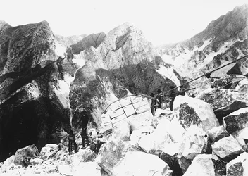 Einige Ausgräber in den Apuanischen Alpen nehmen an der 