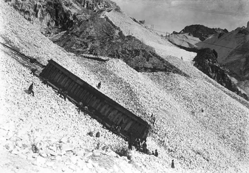 Transport eines riesigen Konvois mit Marmor entlang der Klippen in der Nähe eines Steinbruchs in den Apuanischen Alpen, Toskana