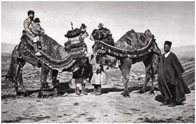 Pilger mit ihren Kamelen auf dem Weg nach Karbala, Irak, 1925