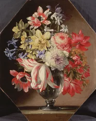 Glasvase mit Blumen auf einem Steinsims mit Tulpen, Chrysanthemen, Rosen und Glockenblumen