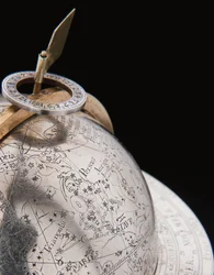 Zwei außergewöhnliche terrestrische und himmlische Globen, getragen von Herkules und Atlas, Augsburg