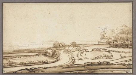 Hügelige Landschaft mit Weg und Haus am Waldrand