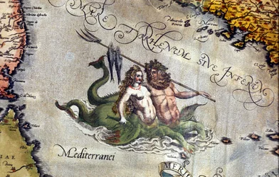 Triton und Sirene im Mittelmeer. „Theatrum Orbis Terrarum“ von Abrahm Ortelius, Antwerpen 1584.