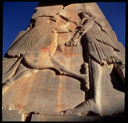 Idealisiertes Heldenkönig, vermutlich Xerxes (ca. 519-465 v. Chr.), ersticht ein Monster, Detail aus Xerxes