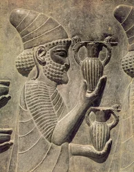 Phönizier trägt zwei Vasen als Opfergabe, Detail des Relief-Frieses auf der östlichen Treppe zur Apadana, Achämenidenzeit, ca. 515 v. Chr.