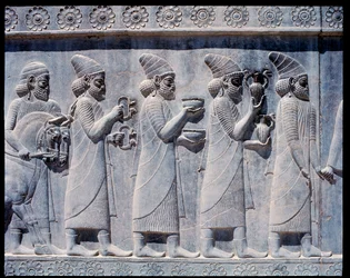 Ansicht der Reliefs der östlichen Treppen: Assyrische Botschafter bringen Gaben und Geschenke