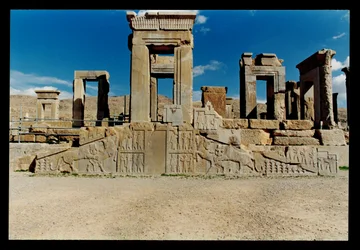 Westfassade des Tachara (Privatpalast von Darius), gebaut ca. 485 v. Chr. und die Treppe hinzugefügt von Artaxerxes III. ca. 360-50 v. Chr.