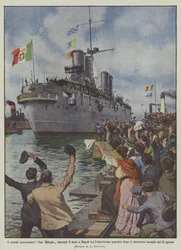 Der große Kreuzer San Giorgio nimmt das Meer in Neapel wieder auf, unter dem Jubel der Bevölkerung