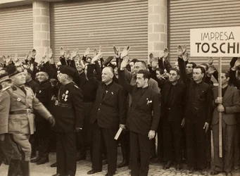 Die Bauarbeiter der Firma Mauro Toschi fu Ulisse grüßen den Duce Benito Mussolini während der Einweihung der Gebäude des Königlichen Flughafens "Fausto Fish" in Bologna, 24/10/1936