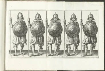 Die Übung mit Schild und Speer: fünf Soldaten nebeneinander stehend mit dem Speer in der rechten Hand auf dem Boden ruhend und dem Schild vor der Brust (Nr. 31), 1618