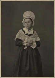 Frau im Lothringer Kleid