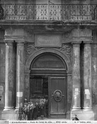 Gruppe von Schuljungen, die das Hôtel de Ville verlassen, ca. 1890-99