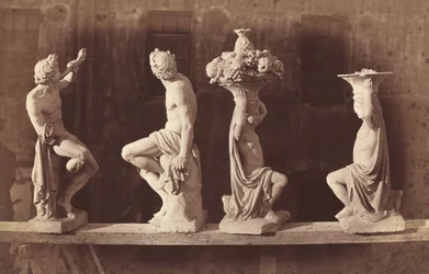 Vier Statuen