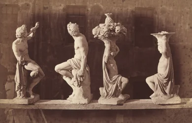 Vier Statuen