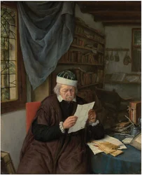 Ein Anwalt, der an einem Tisch sitzt und einen Brief liest