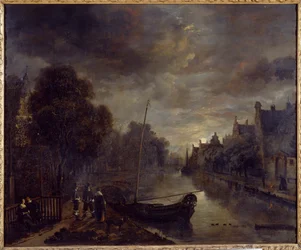 Ein Kanal in einer niederländischen Stadt bei Mondlicht