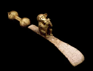 Schwert und Scheide mit Schwertverzierung, die einen Affen mit einer Grille darstellt